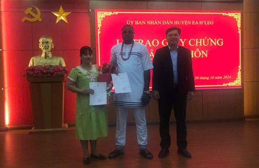 Ủy ban nhân dân huyện Ea H’Leo trao Giấy chứng nhận kết hôn có yếu tố nước ngoài (bà Nghiêm Thị Ngọc và ông Ugwuanyi Ugochukwu Blessed)